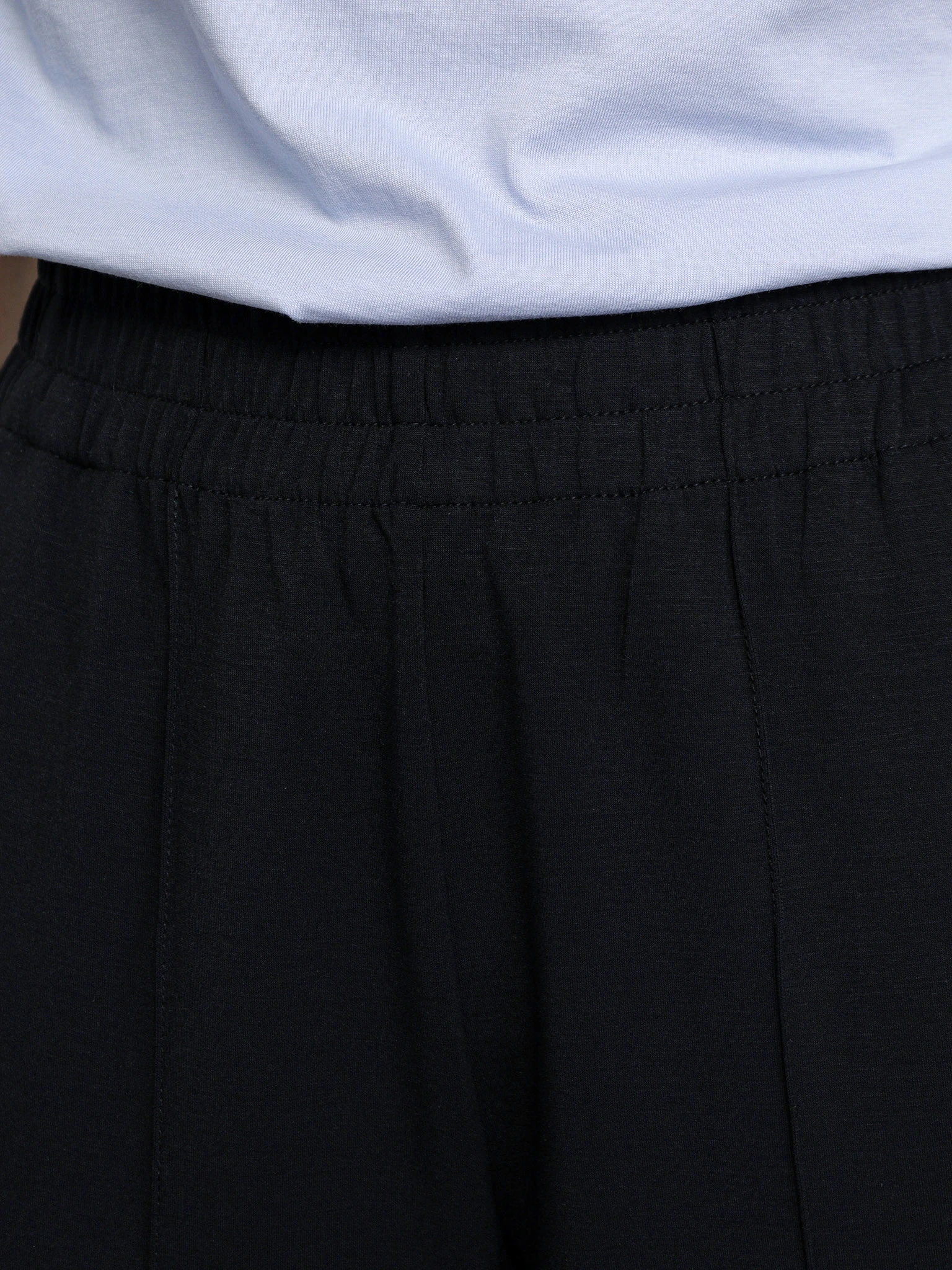 Брюки трикотажные черного цвета прямого кроя